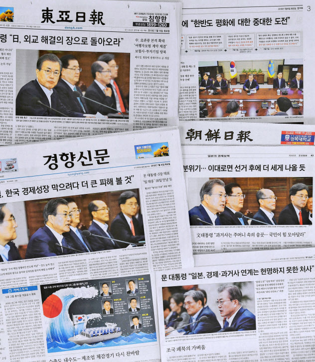 韓国メディアは連日、日本の対韓輸出規制問題を大きく報じている(16日付の韓国各紙、ソウル)=共同 韓国メディアは連日、日本の対韓輸出規制問題を大きく報じている(16日付の韓国各紙、ソウル)=共同