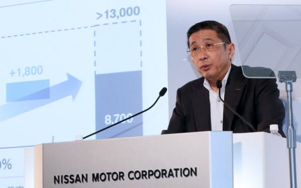 記者会見する日産自動車の西川社長兼CEO(25日、横浜市西区)