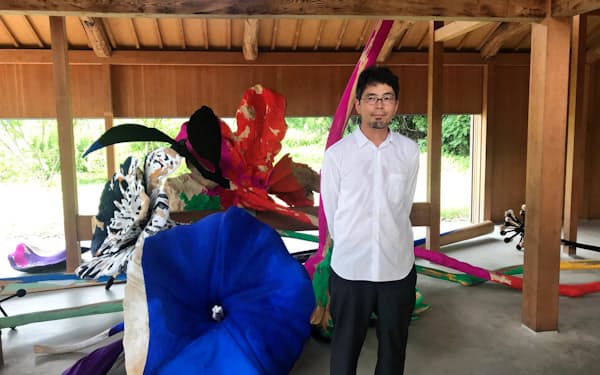 犬島の「C邸」で巨大な切り花状の作品を展示する半田真規（岡山市）