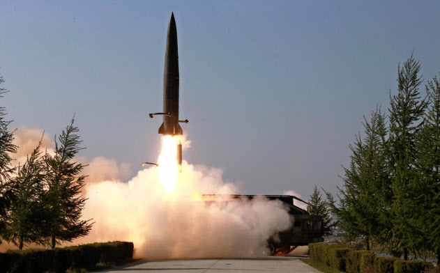 北朝鮮が5月9日に発射した短距離弾道ミサイル。今回の飛翔体も似た飛行パターンを示したという(朝鮮中央通信=共同) 北朝鮮が5月9日に発射した短距離弾道ミサイル。今回の飛翔体も似た飛行パターンを示したという(朝鮮中央通信=共同)