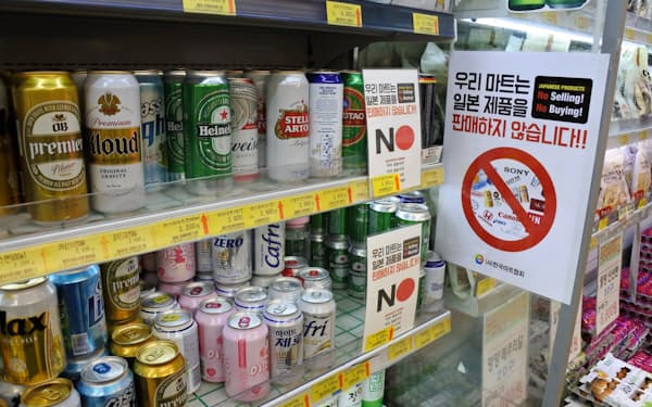 「日本製品は売らない」と書かれたステッカーを張るソウル西部の中小コンビニの酒類売り場