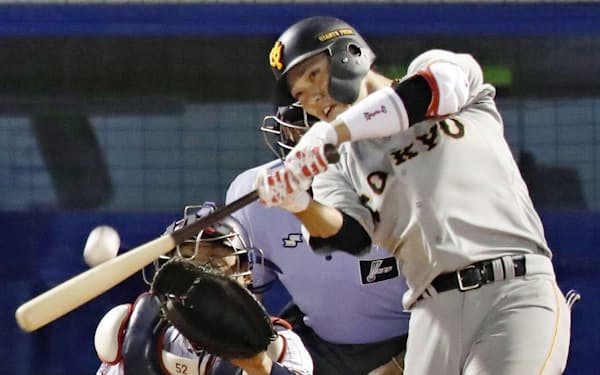 巨人の2番打者・坂本勇は本塁打、打点、長打率などでリーグトップを走る=共同