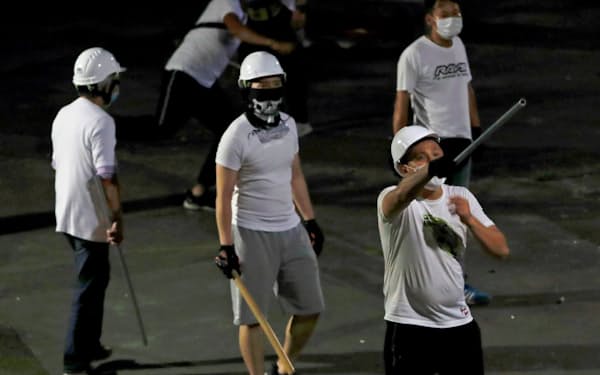 白シャツの集団がデモ参加者を襲った（22日未明、香港）=ロイター
