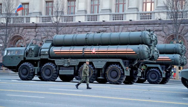トルコへの搬入が始まったロシア製防空ミサイル「S400」(モスクワ)=ロイター トルコへの搬入が始まったロシア製防空ミサイル「S400」(モスクワ)=ロイター