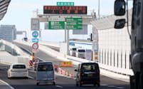 交通規制テストで閉鎖された首都高速道路晴海入り口（26日、東京都中央区）