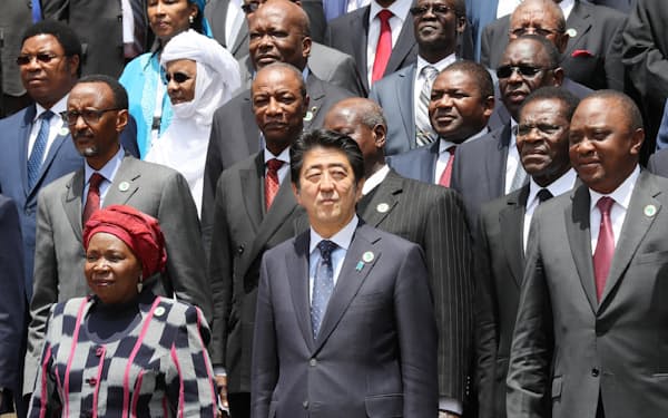 3年前の第6回TICADで各国首脳と記念写真に納まる安倍首相（ナイロビで）=浅原敬一郎撮影