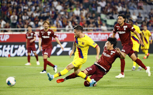 バルセロナ パスワークで神戸翻弄 サッカー親善試合 日本経済新聞