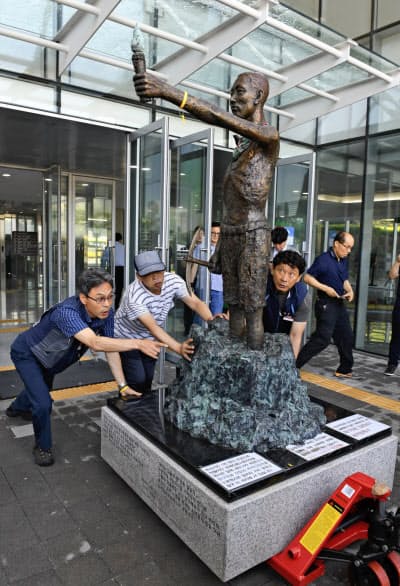 韓国の釜山では昨年、市民団体が日本総領事館前に「徴用工像」の設置を試みるなど反日的な活動がしばしば見られる=共同