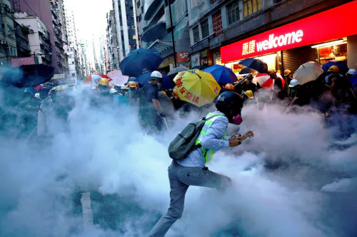 香港でのデモに対し警察は連日で催涙弾を使い排除した(28日)=ロイター