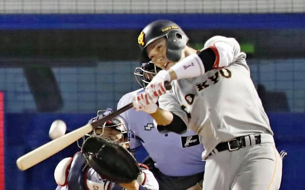 巨人・坂本勇はここまで昨季を大幅に上回る29本塁打。首位のチームを引っ張っている=共同