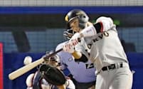 巨人・坂本勇はここまで昨季を大幅に上回る29本塁打。首位のチームを引っ張っている=共同