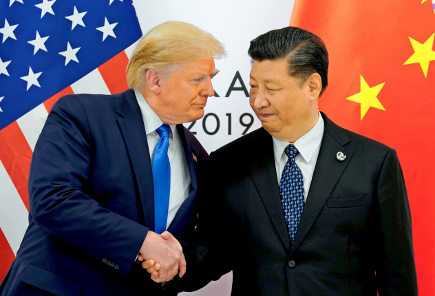 6月の首脳会談で握手するトランプ米大統領(左)と中国の習近平国家主席=ロイター 6月の首脳会談で握手するトランプ米大統領(左)と中国の習近平国家主席=ロイター