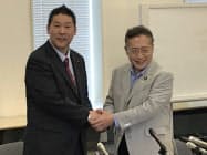 渡辺喜美参院議員(右)とN国の立花孝志代表(7月30日、国会内) 渡辺喜美参院議員(右)とN国の立花孝志代表(7月30日、国会内)