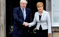 スコットランド自治政府のスタージョン首相(右)と会談するジョンソン英首相=ロイター
