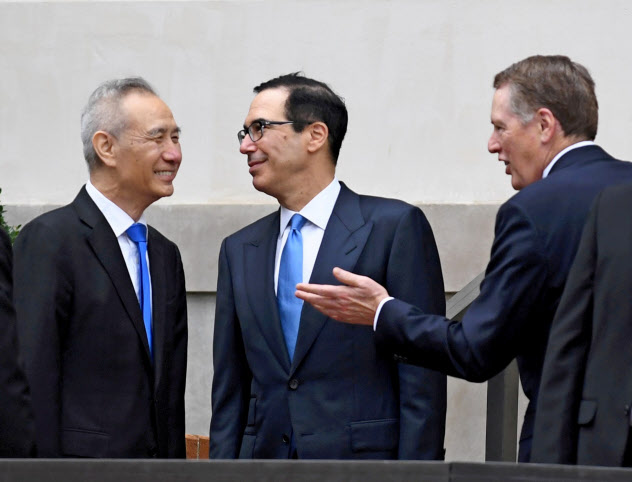 米中の閣僚級貿易協議が上海で開かれるのは初めて(写真は5月のワシントンでの協議)=ロイター 米中の閣僚級貿易協議が上海で開かれるのは初めて(写真は5月のワシントンでの協議)=ロイター