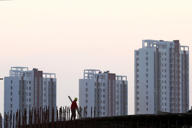 建設現場で働く作業員(中国・淮安市)=ロイター 建設現場で働く作業員(中国・淮安市)=ロイター