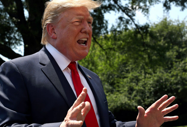 30日、記者団に話すトランプ米大統領=ロイター 30日、記者団に話すトランプ米大統領=ロイター