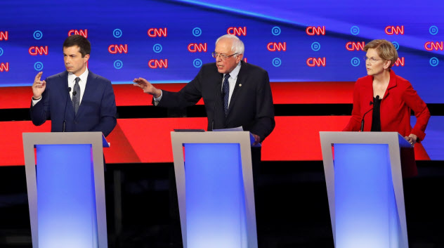 30日の米民主党討論会に出席するサンダース上院議員(中)ら大統領選候補(中西部ミシガン州デトロイト)=AP 30日の米民主党討論会に出席するサンダース上院議員(中)ら大統領選候補(中西部ミシガン州デトロイト)=AP