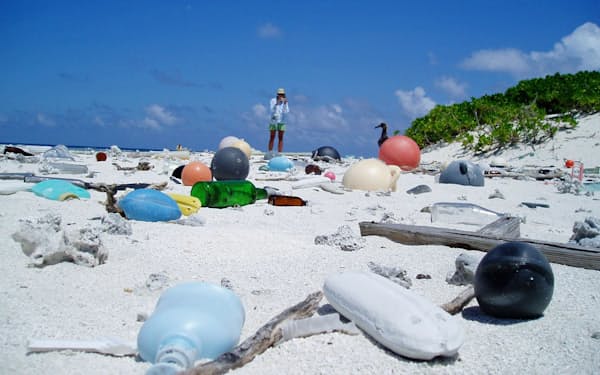 米ハワイ州の離島の海岸に打ち上げられたプラスチックごみ=米海洋大気局提供・共同