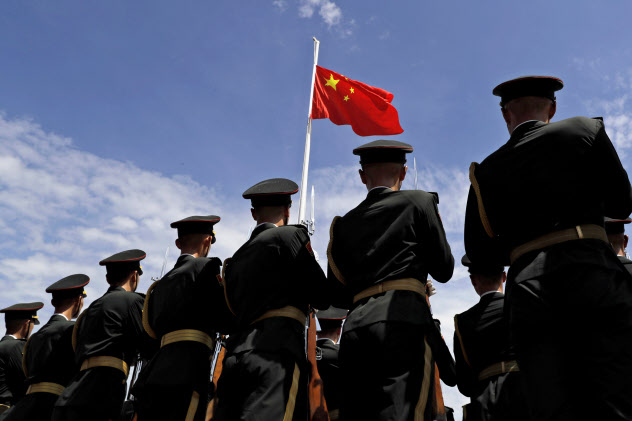 中国の人民解放軍の兵士ら(19年6月、香港)=AP 中国の人民解放軍の兵士ら(19年6月、香港)=AP