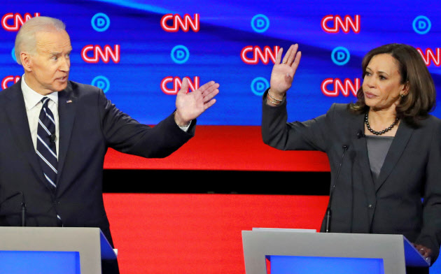 米民主党討論会に出席したバイデン前副大統領(左)とハリス上院議員(31日、米デトロイト)=ロイター 米民主党討論会に出席したバイデン前副大統領(左)とハリス上院議員(31日、米デトロイト)=ロイター