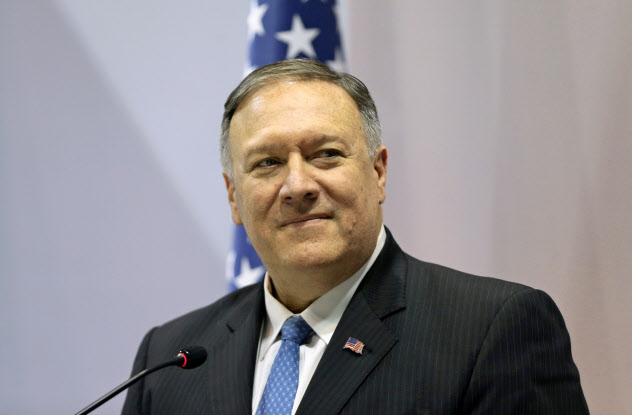 記者会見に臨むポンペオ米国務長官(1日、バンコク)=ロイター 記者会見に臨むポンペオ米国務長官(1日、バンコク)=ロイター