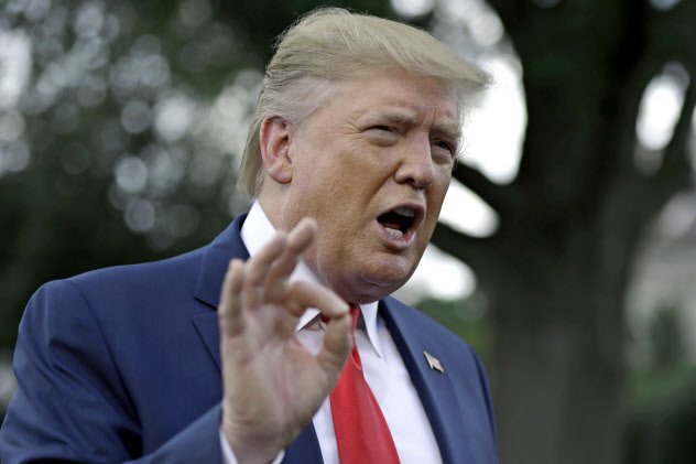 1日、ホワイトハウスで記者団に語るトランプ氏=AP 1日、ホワイトハウスで記者団に語るトランプ氏=AP
