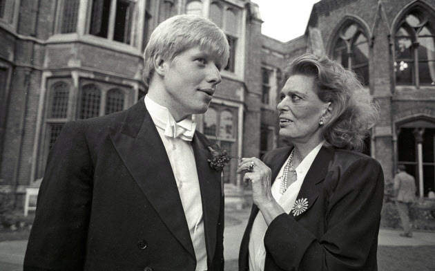 オックスフォード大時代のジョンソン英首相(左)。ジョンソン氏をはじめ、英国のエリート層は優位性を代々引き継いできた=ロイター オックスフォード大時代のジョンソン英首相(左)。ジョンソン氏をはじめ、英国のエリート層は優位性を代々引き継いできた=ロイター