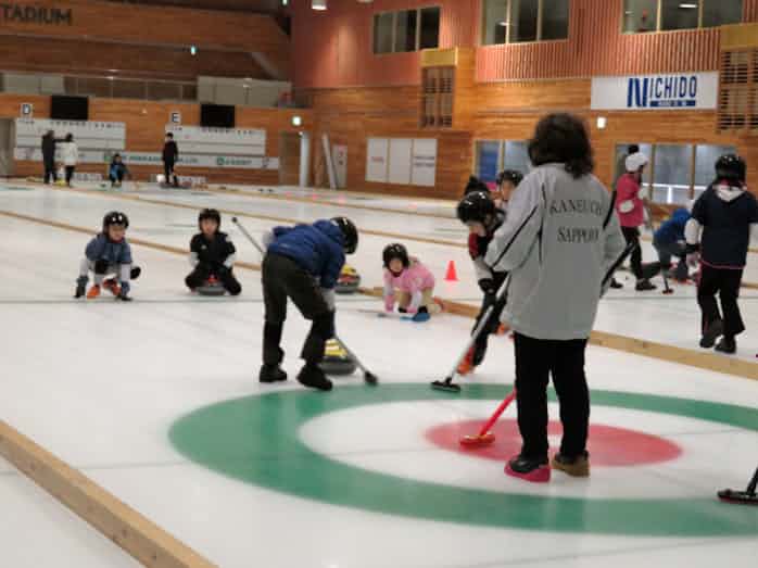 札幌のカーリング施設 初心者でも気軽に楽しめる 日本経済新聞