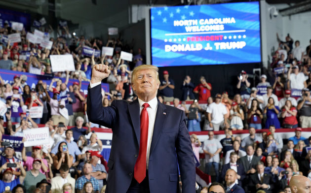 トランプ大統領は岩盤支持層を喜ばせるような発言をするが、無党派層への支持拡大には熱心ではない=ロイター トランプ大統領は岩盤支持層を喜ばせるような発言をするが、無党派層への支持拡大には熱心ではない=ロイター