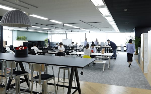 東京本社の8階に設置した第8カンパニーの拠点では、個人の席を設けず、社員間の相談や交流をしやすくした