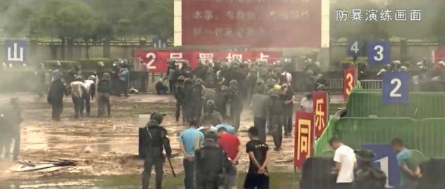 中国人民解放軍の香港駐留部隊が公開した動画の一場面(共同) 中国人民解放軍の香港駐留部隊が公開した動画の一場面(共同)