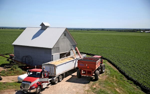 米国産大豆は中国向け輸出商談が低調なままだ（イリノイ州の農場）=ロイター