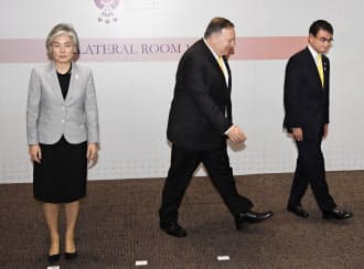 3カ国外相会談を終え、厳しい表情の韓国の康京和外相(左)と引き揚げるポンペオ米国務長官(中央)、河野外相=2日、バンコク(共同)