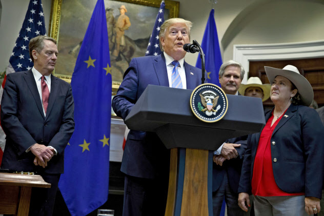 2日、ホワイトハウスでEUとの合意内容を発表するトランプ氏(中)=AP 2日、ホワイトハウスでEUとの合意内容を発表するトランプ氏(中)=AP
