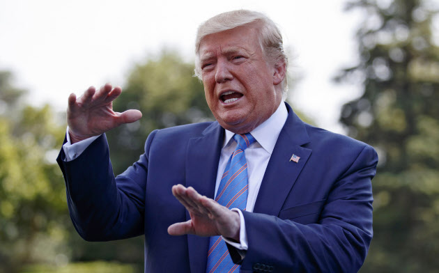 ホワイトハウスで記者団の質問に答えるトランプ米大統領(2日、ワシントン)=AP ホワイトハウスで記者団の質問に答えるトランプ米大統領(2日、ワシントン)=AP