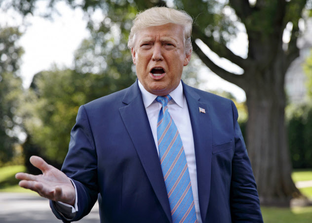 2日、ホワイトハウスで記者団に語るトランプ氏=AP 2日、ホワイトハウスで記者団に語るトランプ氏=AP