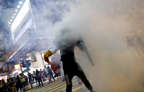 デモ隊と警官隊の衝突が常態化している(3日、香港)=ロイター