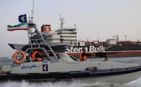 7月に拿捕（だほ）した英タンカーの近くを航行するイラン革命防衛隊のボート（イラン南部バンダルアバス）=ISNA・WANA提供・ロイター