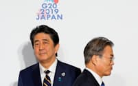 G20大阪サミットで安倍晋三首相(左)は文在寅大統領との首脳会談を見送った（6月28日）=ロイター