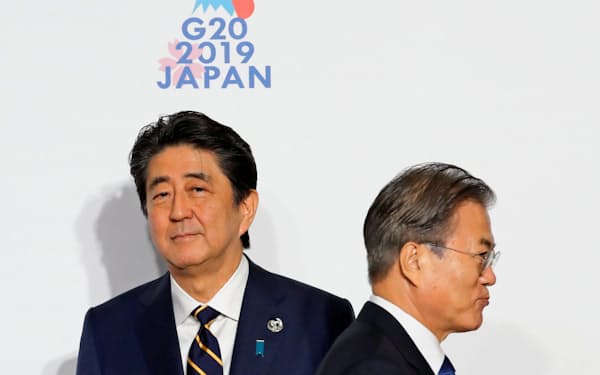 G20大阪サミットで安倍晋三首相(左)は文在寅大統領との首脳会談を見送った（6月28日）=ロイター