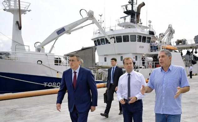 ８月２日に択捉島を訪れたロシアのメドベージェフ首相（右から２人目）＝タス共同