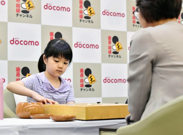 第23期ドコモ杯女流棋聖戦予選Aで金賢貞四段(手前)と対局する仲邑菫初段。最年少での本戦進出を決めた(5日午後、名古屋市)=共同 第23期ドコモ杯女流棋聖戦予選Aで金賢貞四段(手前)と対局する仲邑菫初段。最年少での本戦進出を決めた(5日午後、名古屋市)=共同
