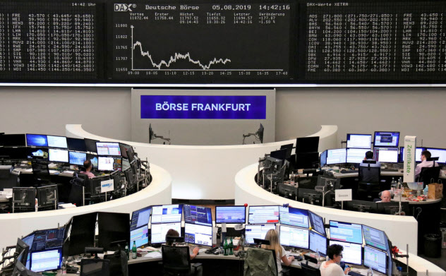 欧州株は全面安になった(5日、フランクフルト証券取引所)=ロイター 欧州株は全面安になった(5日、フランクフルト証券取引所)=ロイター