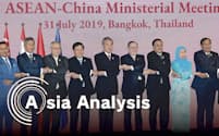 ASEANとの外相会議で中国の王毅外相（中央）は「行動規範」策定の進展を自画自賛したが…（7月31日、バンコク）=石井理恵撮影