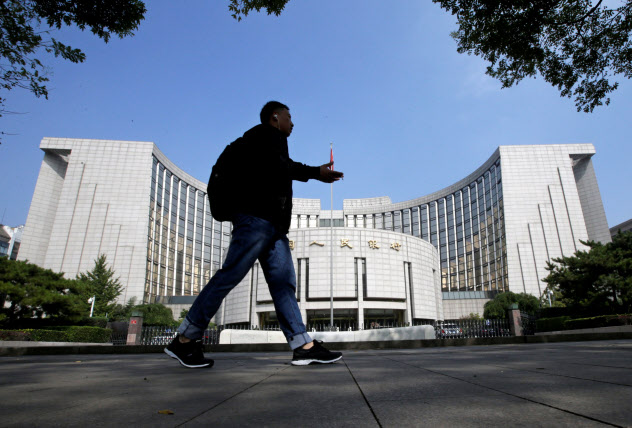 中国は急速な元安が米国を刺激することにも留意しているとみられる(北京の中国人民銀行)=ロイター 中国は急速な元安が米国を刺激することにも留意しているとみられる(北京の中国人民銀行)=ロイター
