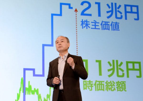 ボードに示しながら株主価値について話すソフトバンクグループの孫正義会長兼社長(7日、東京・丸の内)