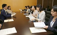 加藤内閣人事局長（左）と話す「霞が関で働く女性有志」のメンバー（6月26日、東京都千代田区の内閣府）