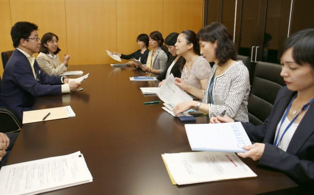 加藤内閣人事局長(左)と話す「霞が関で働く女性有志」のメンバー(6月26日、東京都千代田区の内閣府) 加藤内閣人事局長(左)と話す「霞が関で働く女性有志」のメンバー(6月26日、東京都千代田区の内閣府)