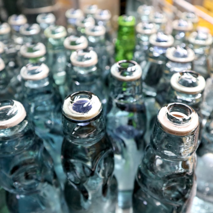 消えゆくガラス製ラムネ瓶 都内では柴又だけ 日本経済新聞